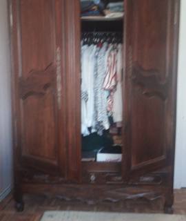 Antiquités ARMOIRE en bois massif