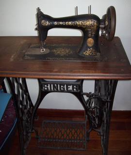 Antiquités une très ancienne machine à coudre