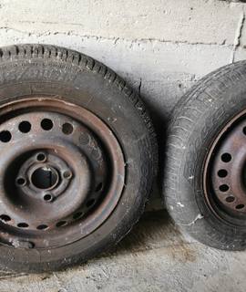 Auto-Moto 2 roues pneus très bon état 145 80 r13