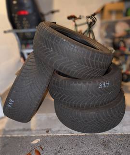 Auto-Moto 4 pneus hiver 215/50R17 - Michelin et Hankook