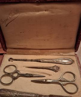 Bijoux, accessoires nécessaire de toilette