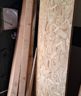 Bricolage plaques d'OSB, poutres et solives.