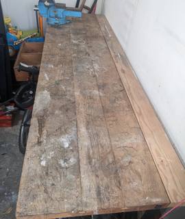 Bricolage etabli en bois avec étau