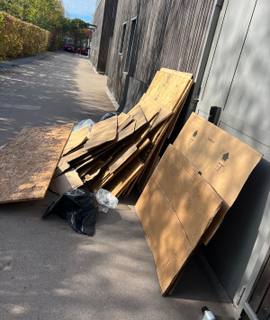Bricolage planches en bois et structure métallique