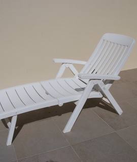 Camping un transat et 4 chaises de jardin