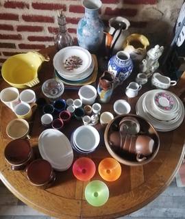 Divers vaisselles, verres, carafes, vases etc