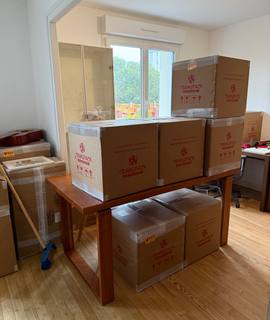 Divers cartons d’emballage et papiers de calage