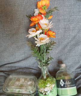 Divers vase avec fleurs artificielles.