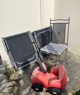 Divers 2 transats gris ,une chaise en fer forgé et une voiture bascule enfant