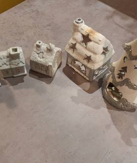 Divers petites maisons en ceramique