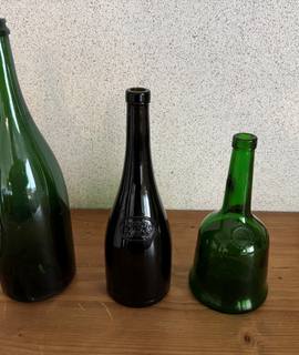 Divers des palettes de verres vides