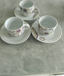 Divers 3 tasses plus les sous tasse