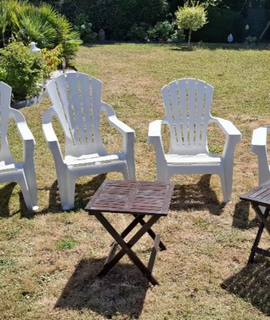 Divers 4 fauteuils de jardin et 2 petites tables pliables
