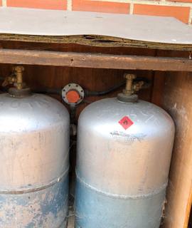 Divers bombonnes de gaz