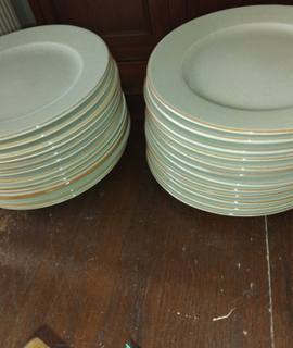 Divers lot de 24 assiettes unies