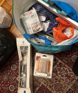 Divers spot lampes, peintures, porte gobelet en verre, joint mur…