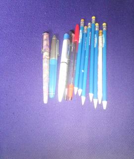 Divers lot de crayons à papier/stylos à bille/stylos plume