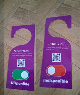 Divers accroche-porte « Disponible / Indisponible »