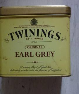 Divers boites de thé jaune vide Earl Grey