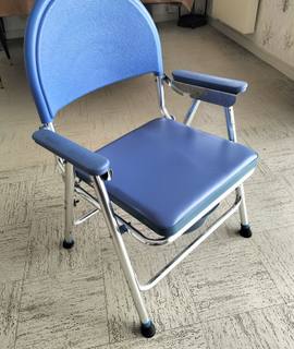 Divers fauteuil salle de bain personne âgée