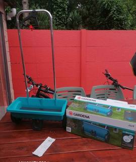 Divers lot pour brocanteur (livres, cd, dvd, bibelots, vaisselles ...)