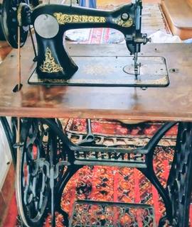 Divers machine à coudre ancienne avec manivelle