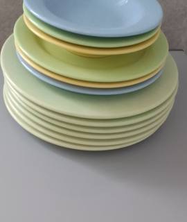 Divers assiettes en céramique