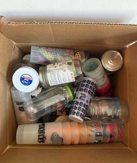 Electroménager cartons de bocaux et ecocups