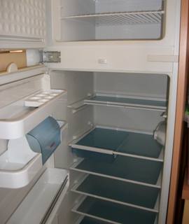 Electroménager un réfrigérateur encastrable, une cuisinière électrique et un micro-ondes