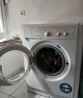 Electroménager machine à laver à réparer. Problème d'essorage