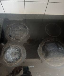 Electroménager plaque de cuisson en très bon état de fonctionnement avec cassures sur les bords