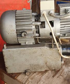 Ferraille, métaux divers moteur  et table de coupe