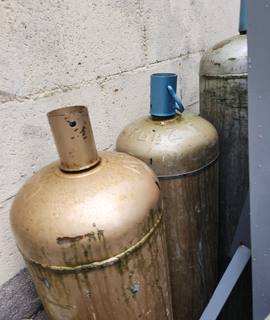 Ferraille, métaux divers 3 grandes bouteilles de gaz