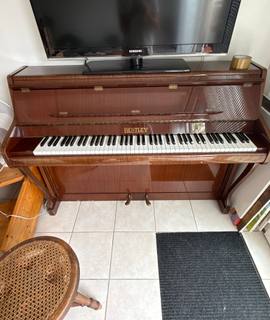 Instruments de musique piano droit marque Bentley acajou verni