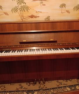 Instruments de musique piano droit LEGNICA, bon etat, un accordage apres transport sera necessaire. ach