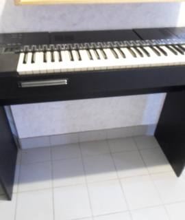 Instruments de musique synthétiseur sur pied