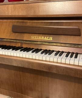 Instruments de musique piano droit d’études de la marque WEINBACH