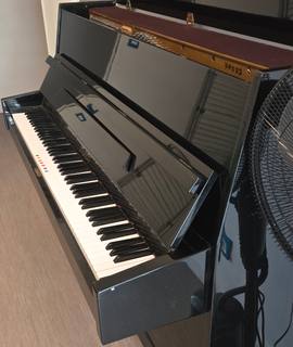 Instruments de musique piano droit d’étude de marque YOUNGS en finition laqué noir.