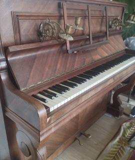 Instruments de musique un vieux piano en bois