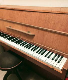 Instruments de musique un piano droit