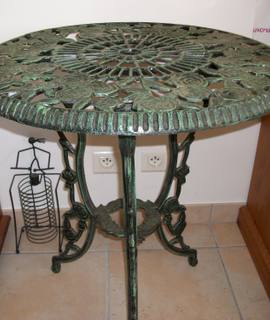 Jardinage une petite table ronde en métal vert et une brouette neuve