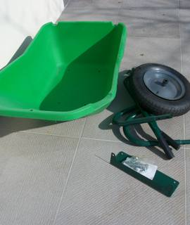 Jardinage une brouette neuve et une petite table ronde en métal vert