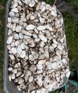 Jardinage gros cailloux blancs équivalent 3 brouettes