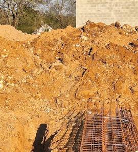 Jardinage terre à enlever sur place