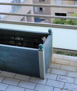 Jardinage jardinière plastique en bon état avec réserve d'eau