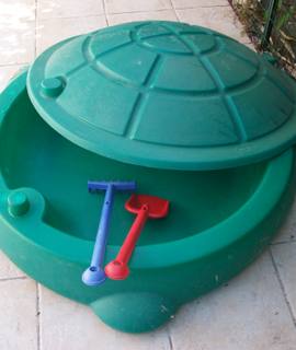 Jeux, Jouets un bac à sable, un vélo et une trottinette pour jeune enfant