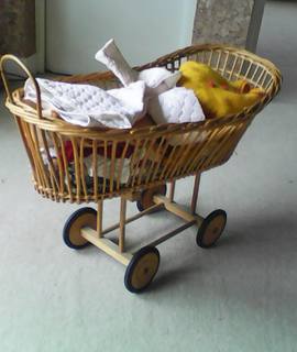 Jeux, Jouets berceau pour poupée  en rotin avec vêtements de poupée