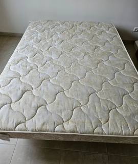 Literie je donne un sommier et un matelas dimensions 140 X 190 en parfait état