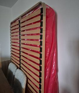 Literie sommier sans pieds + matelas 140×200 en bon état - PAS SERIEUX S ABSTENIR