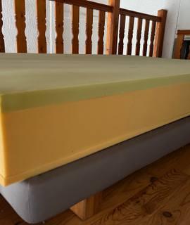 Literie sommier avec pieds et matelas mousse